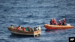 Una embarcación de la Guardia Costera de EE.UU. se acerca a un bote con 12 cubanos migrantes, frente a las costas de Key West, Florida.