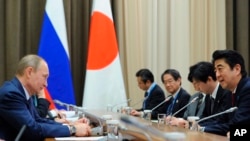 日俄兩國元首資料照。普京(左)安倍(右)。