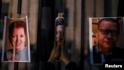 Fotos de dos de los periodistas recientemente asesinados en México durante una manifestación en la Ciudad de México el 14 de febrero de 2022.