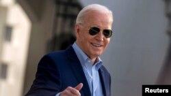 El presidente Joe Biden aborda el avión Marine One en la Casa Blanca de camino a Reno, Nevada, el 19 de marzo de 2024.