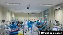  ကိုဗစ်-၁၉ ရောဂါအထူးကြပ်မတ်ကုသဆောင် (ICU)မှာ ရောဂါပြင်းထန်စွာခံစားနေရသူကို ကုသပေးနေတဲ့ ကျန်းမာရေးဝန်ထမ်းများ။(ဓာတ်ပုံ -Ministry of Health and Sports, Myanmar)