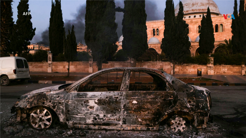 La ofensiva relámpago contra las fuerzas del gobierno sirio, respaldado por Irán y Rusia, dejaron fuertes daños materiales y automóviles destruidos.
