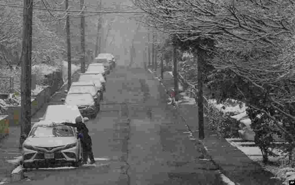 El martes por la noche, casi 12.000 personas en Virginia se habían quedado sin electricidad, según PowerOutage.us. “Quédate en casa y fuera de las carreteras esta noche, Virginia”, publicó el Departamento de Transporte de Virginia en las redes sociales.