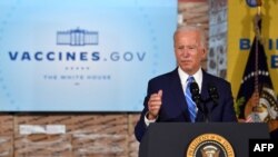  Presidenti Biden duke folur dje në Çikago 