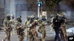 Agentes federales usan gases lacrimógenos y proyectiles de control de multitudes en Portland, Oregon el 20 de julio de 2020, mientras en en Chicago aumentó el crimen considerablemente en la última semana.