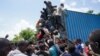 Žrtve zemljotresa na Haitiju počele da otimaju hranu i humanitarnu pomoć