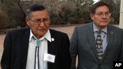 Ben Shelli, Navaxo qabilasi lideri (chapda) Navaxo kengashi vakili Lorentso Beyts bilan, Santa Fe, Nyu-Meksiko shtati 