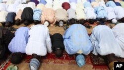 'Yan Najeriya dake arewa maso gashin kasar, mahaifar kungiyar Islama mai tsatsauran ra'ayi sun yi bikin karamar sallah ranar Alhamis da addu'o'i cikin murna da annashuwa da gaisuwar bangirma da jama'a fiye da 10,000 suka kaiwa Shehun Borno a fadarsa.