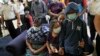 Familiares del policía Mauricio Canahui Tista asisten a su servicio conmemorativo en la Ciudad de Guatemala, el sábado 8 de enero de 2022. 
