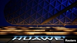 Huawei dice que presiones de Estados Unidos están perjudicando sus ventas.