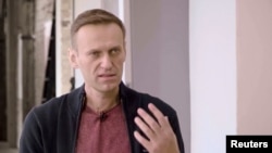 Tokoh oposisi Rusia, Alexei Navalny, dalam wawancara dengan blogger Yury Dud, di Berlin, Jerman. Video wawancara dirilis 6 Oktober 2020. (Foto: vDud via Reuters TV)