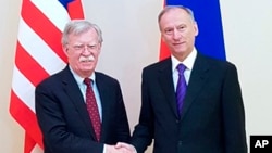Penasihat Keamanan Nasional AS John Bolton (kiri) dan Ketua Dewan Keamanan Rusia Nikolai Pastrushev berpose sebelum memulai pembicaraan resmi di Moskow, Rusia, 22 Oktober 2018.