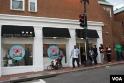 Para pengunjung rela antri hingga satu jam untuk mencicipi hidangan manis kreasi Georgetown Cupcake.