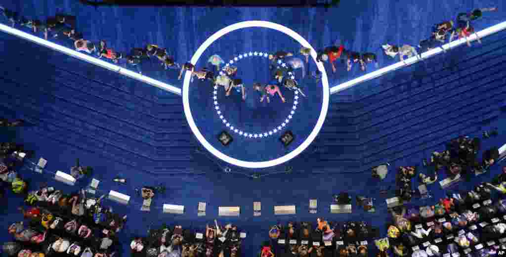 Para penyanyi membawakan lagu "What the World Needs Now" pada hari ketiga Konvensi Nasional Partai Demokrat di Philadelphia, Rabu (27/7). (AP/Mark J. Terrill)