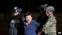 Joaquin "El Chapo" Guzman descend d’un hélicoptère menotté lors de son arrestation dans un poste fédéral à Mexico, 8 janvier 2016. 