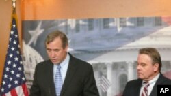 美國國會及行政當局中國委員會主席默克利聯邦參議員(Jeff Merkley)以及(右)史密斯聯邦眾議員(Chris Smith)。