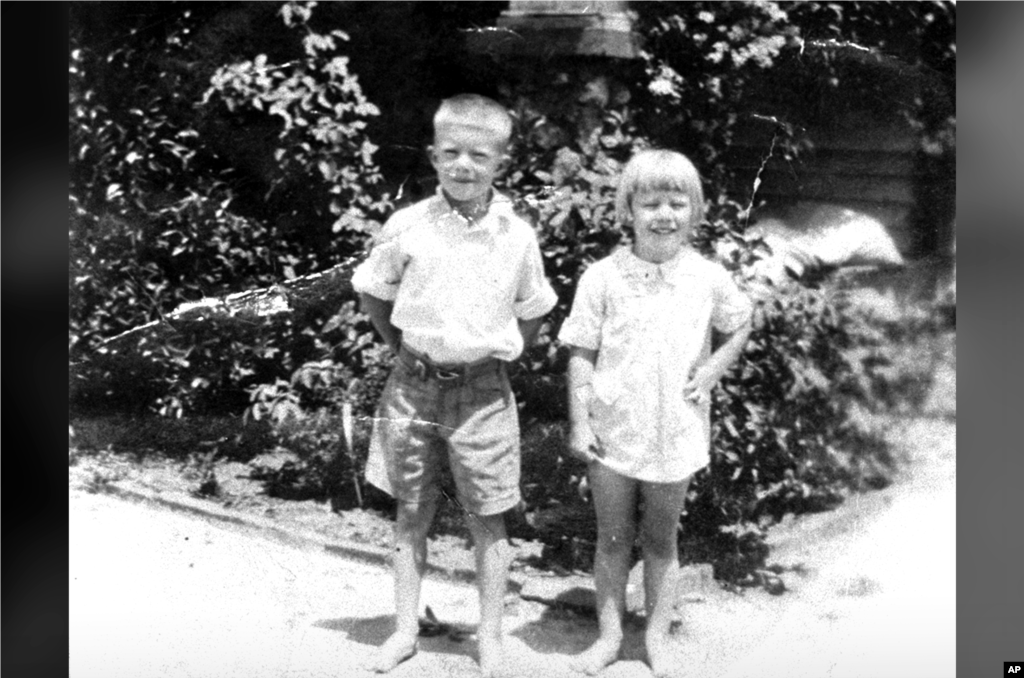 1931 год. На этом фото — будущий 39-й президент Соединенных Штатов Америки в возрасте 6 лет. Рядом с ним — его четырехлетняя сестра Глория. Джимми был старшим ребенком в семье Джеймса Картера-старшего, предпринимателя и ветерана Первой мировой войны. Семья жила в Плейнс, штат Джорджия, — с этим небольшим городом будет неразрывно связана вся биография Картера.