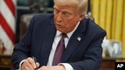 特朗普总统2025年1月20日在华盛顿白宫椭圆形办公室签署有关出生公民权的行政命令。
