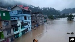 འབྲས་ལྗོངས་ཆུ་ལོག་དང་ས་རུད་ཀྱིས་ལོ་ལྟར་གོད་ཆག་བྱུང་།