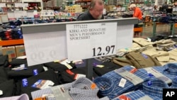 科羅拉多州隆娜特利的一家開市客(Costco)倉儲量販店內一年前的襯衣價格。(2021年1月28日)