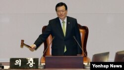 지난달 2일 밤 정의화 한국 국회의장이 국회 본회의에서 북한인권법 제정안 통과를 알리고 있다. 여야 합의로 마련된 제정안은 이날 재석 의원 236명 가운데 찬성 212표, 기권 24표로 가결됐다. (자료사진)