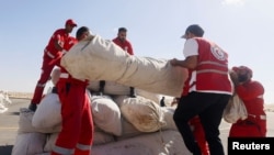Miembros de la Media Luna Roja Egipcia coordinan la ayuda para Gaza, después de que el Secretario General de las Naciones Unidas, Antonio Guterres, visitara el cruce fronterizo de Rafah en Egipto en el aeropuerto de Al Arish, Egipto, el 20 de octubre de 2023.
