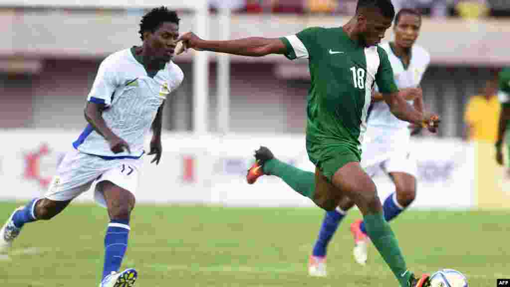 L'attaquant nigérian Kelechi Iheanacho (C) tente de remporter tirer contre la Tanzanie lors du match de qualification de la Coupe d'Afrique des Nations 2017 à Uyo, le 3 septembre 2016.