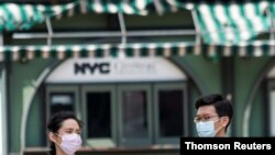 Personas usan máscaras para prevenir la propagación de la enfermedad del coronavirus (COVID-19) en Nueva York, el 30 de julio de 2021.