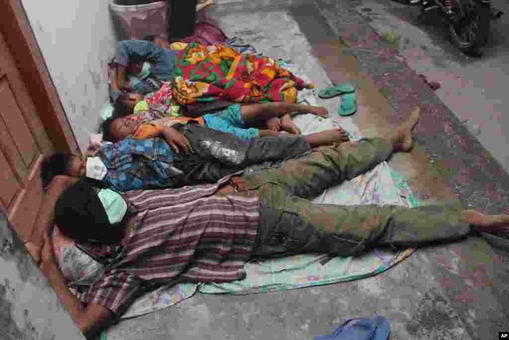 Warga yang tinggal di lereng Gunung Kelud, Kediri, Jawa Timur, tidur di tempat penampungan sementara (14/2).