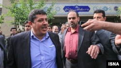 مهدی هاشمی، نفر سمت چپ