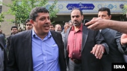 مهدی هاشمی (چپ)، فرزند آیت‌الله اکبر هاشمی رفسنجانی رئیس مجمع تشخیص مصحلت نظام، در مقابل ورودی دادگاه انقلاب تهران