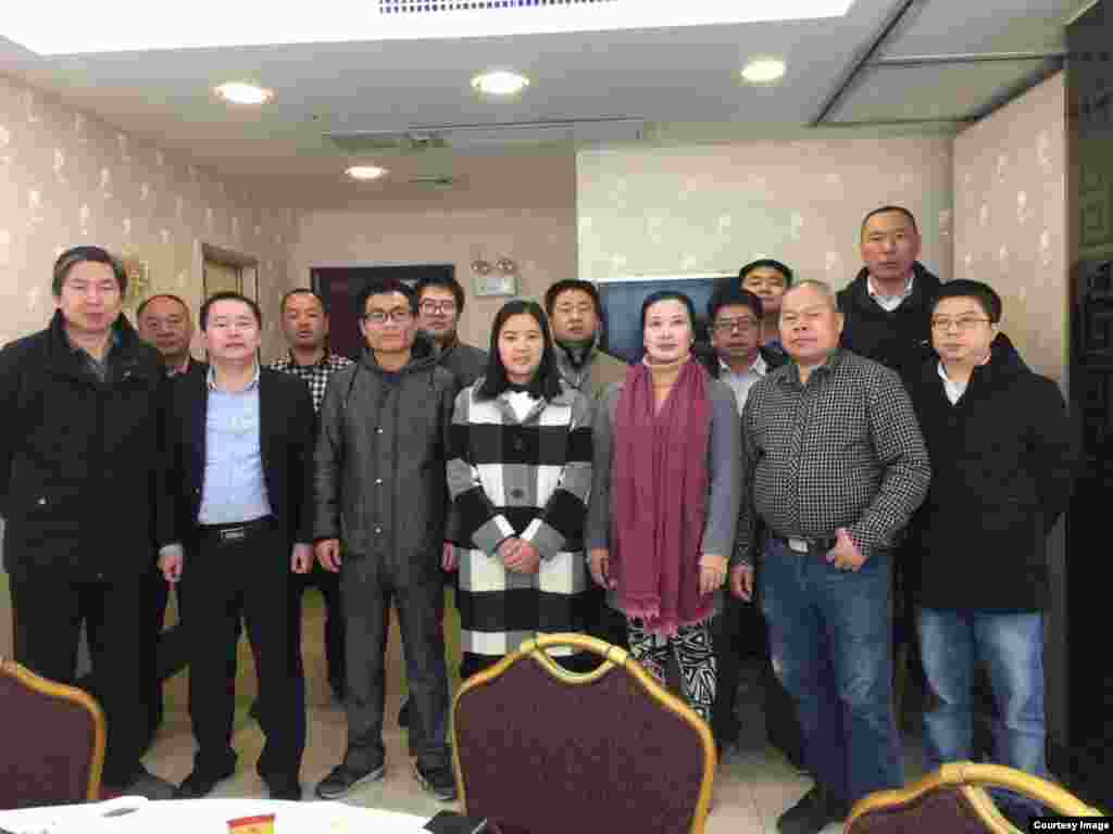 吊销隋牧青律师执照听证会到场围观声援的部分维权人士和律师,前排中间为余文生律师妻子许艳。(网络图片)。全国各地许多律师和公民赶到现场声援,但多数无法进入旁听。只有当事人隋牧青律师和代理律师,北京的周泽、杨学林,证人丁家喜律师,旁听人文东海和蔺其磊两位律师得以进入听证会现场。