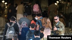 Fuerzas estadounidenses ayudan en la evacuación de Kabul, el miércoles 25 de agosto de 2021.