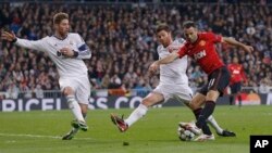 Ryan Giggs, à droite, lors d'un match entre Manchester United et le Real Madrid.