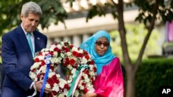 Menlu AS John Kerry (kiri) meletakkan karangan bunga untuk menghormati para korban teror di Kenya, di Tugu Peringatan 7 Agustus, di Nairobi, Kenya, (4/5), didampingi salah seorang korban pemboman 1998 di Kedutaan AS di Kenya, Rukia Ali.