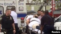 Le suspect Ahmad Khan Rahami est placé dans une ambulance à Linden, New Jersey, le 19 septembre 2016.