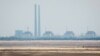 Pogled nuklearnu elektranu Zaporožje sa obale presušjelog rezervoara u blizini grada Nikopolj, 16. jun 2023. godine (Foto: Reuters/Alina Smutko)