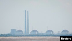 Вигляд на Запорізьку атомну електростанцію з боку Каховського водосховища. REUTERS/Alina Smutko 