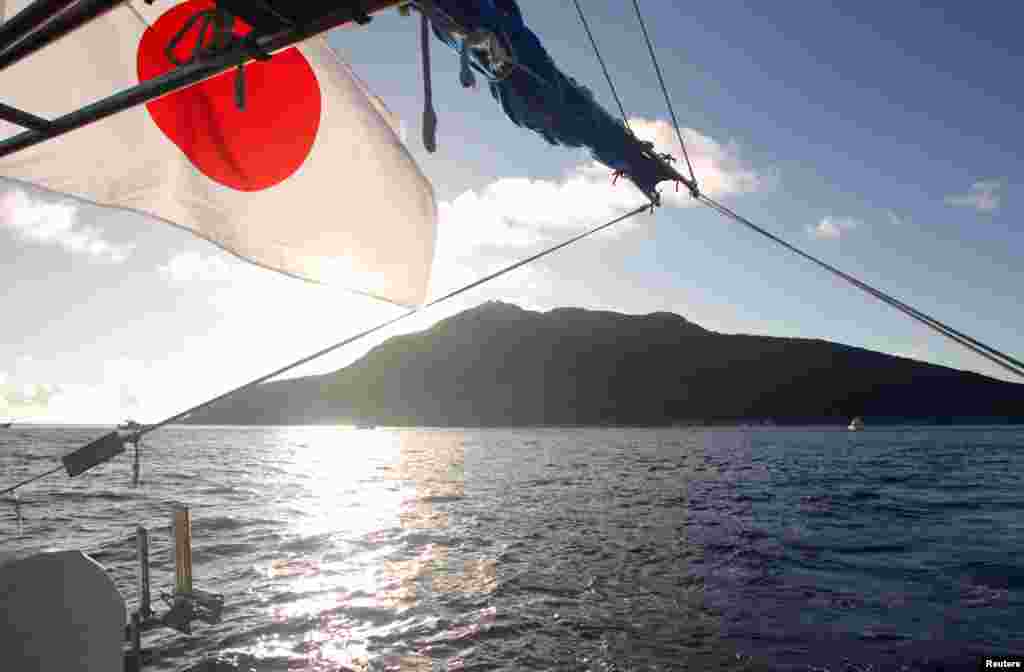 Pulau Uotsuri Jima/Diaoyu Dao terlihat dari sebuah kapal nelayan. 