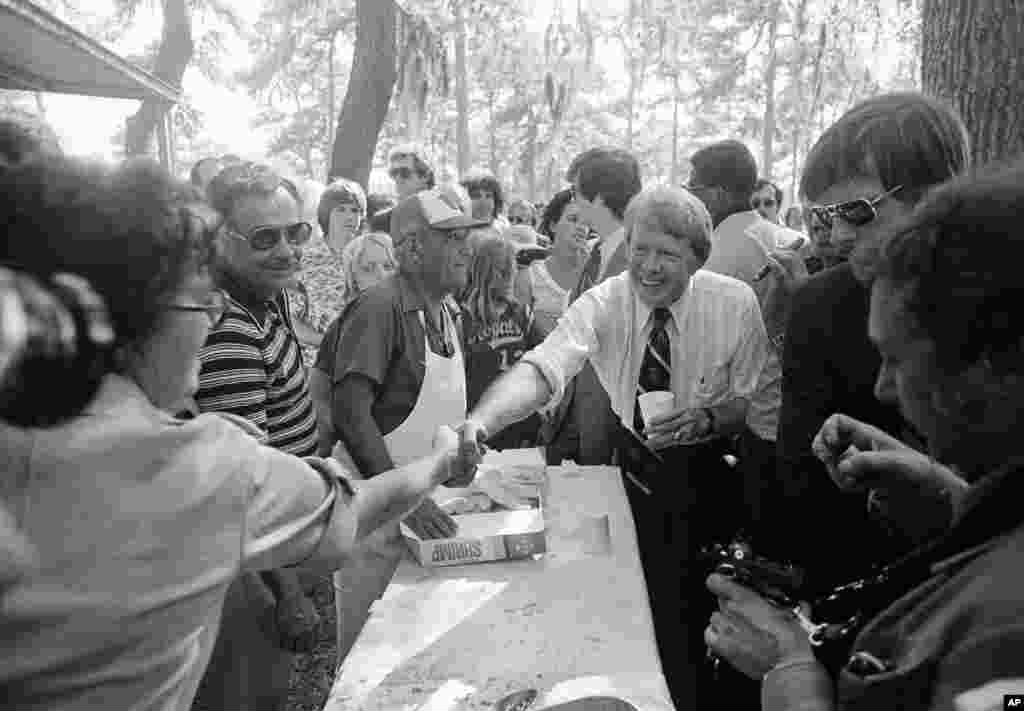 7 марта 1976 года. На фото — Картер с избирателями на пикнике во флоридской Тампе. Малоизвестность Картера внезапно пошла на пользу его президентской кампании. Он импонировал многим американцам, которые видели в нем политика-провинциала, далекого от неудач прошлых администраций и скандалов прошлых лет — того же Уотергейтского скандала, который стоил Ричарду Никсону президентского кресла.