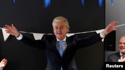 Holandski krajnje desničarski političar i lider stranke PVV, Geert Wilders gestikulira dok se sastaje sa članovima svoje stranke u holandskom parlamentu, nakon holandskih parlamentarnih izbora, u Hagu, Holandija 23. novembra 2023.