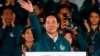 Presiden terpilih Lai Ching-te melambai kepada para pendukungnya, pada rapat umum menyusul kemenangannya dalam pemilihan presiden, di Taipei, Taiwan, 13 Januari 2024. 