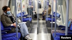 ARHIVA - Skoro prazan vagon u podzemnoj železnici u Londonu 5. januara 2021. (Foto: Reuters)