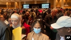 Cientos de personas reciben la ciudadanía estadounidense durante una ceremonia de obtención de la nacionalidad en un centro de convenciones en St. Paul, Minnesota, el 9 de marzo de 2023. 