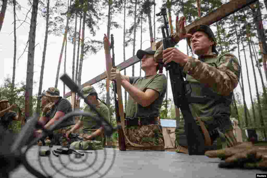 El destacamento cuenta con formación militar voluntaria y participa regularmente en ejercicios de entrenamiento cerca de la ciudad de Bucha, en la región de Kiev. 