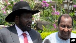 Le président du Soudan sud Salva Kiir, à gauche, et l'ancien président du Mali, Alpha Oumar Konaré, Haut Représentant de l'UA pour le Soudan du Sud, lors d’une conférence de presse au palais présidentiel à Juba, Soudan du Sud, 14 juillet 2016. 