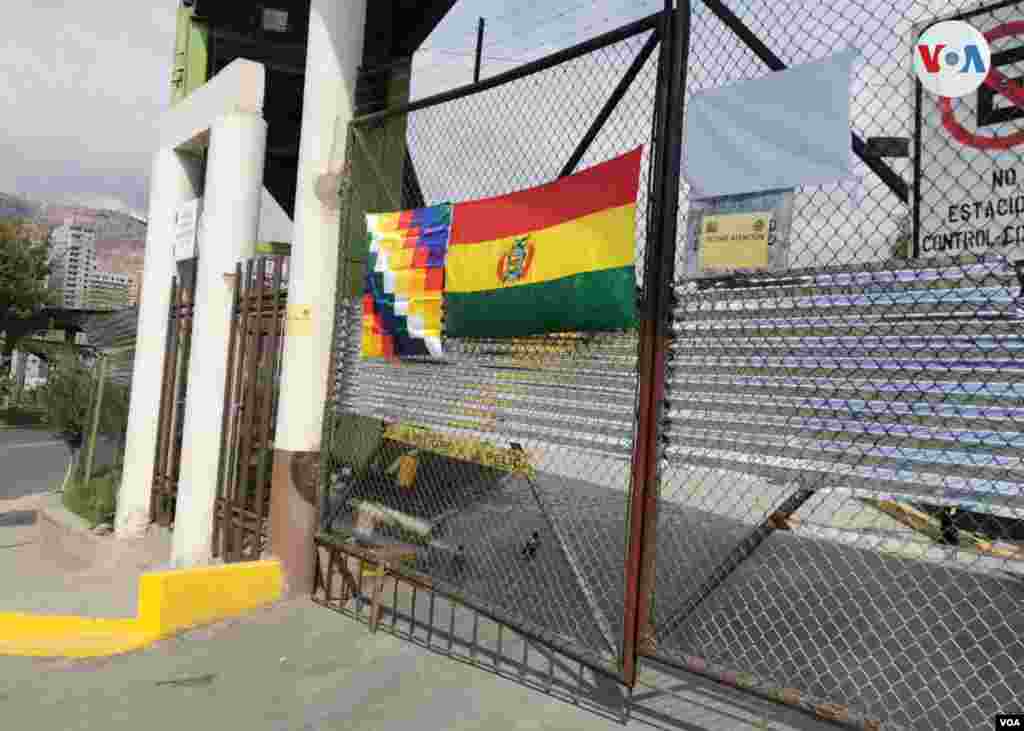El presidente interino de Venezuela, Juan Guaidó, también brindó su apoyo a Áñez. En un tuit, Guaidó escribió: "Desde el gobierno legítimo de Venezuela reconocemos a Jeanine Áñez como presidenta interina de Bolivia en su misión de guiar una transición constitucional hacia una elección presidencial". 