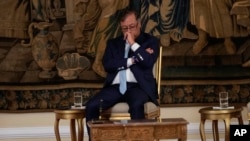 ARCHIVO: El presidente colombiano Gustavo Petro espera el inicio del acto de posesión de la nueva fiscal general del país en el Palacio presidencial en Bogotá, Colombia, el viernes 22 de marzo de 2024. 