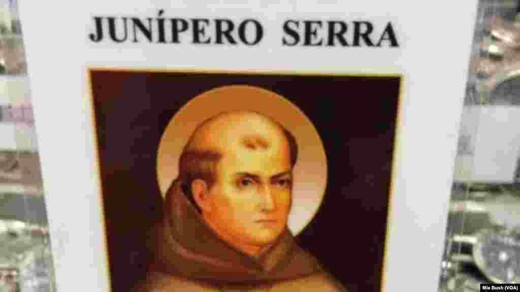 Une affiche montrant Junipero Serra, le moine franciscain que le pape François a canonisé à la Basilique de l'Immaculée Conception de Washington, 23 septembre 2015.