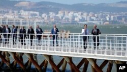 El presidente francés, Emmanuel Macron, da un paseo con su homólogo portugués, Marcelo Rebelo de Sousa, a la derecha, frente a la sede de la Conferencia de la ONU sobre los Océanos en Lisboa, Portugal, el jueves 30 de junio de 2022. (